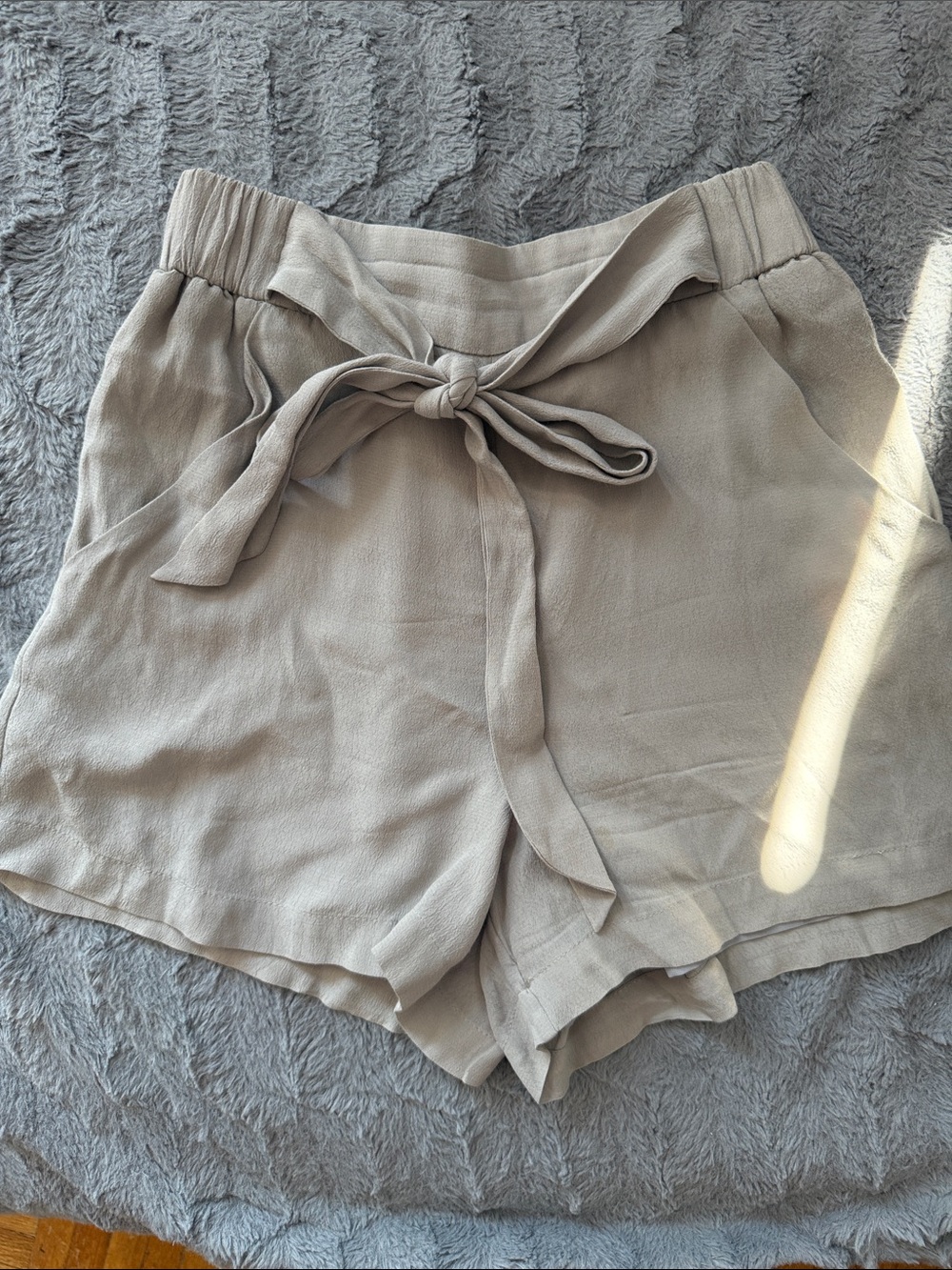 Aritzia Wilfred Tie-Waist Women’s Shorts in Light Grey